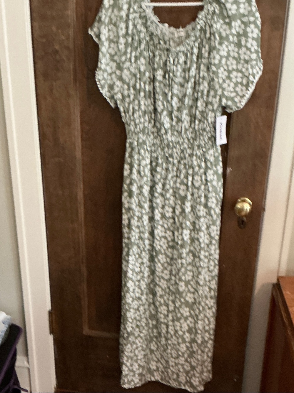 New Kindred Green floral Maxi dress Size 2x.
Smocked and capped sleeves